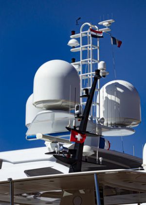 Radars et tour de communication sur un yacht